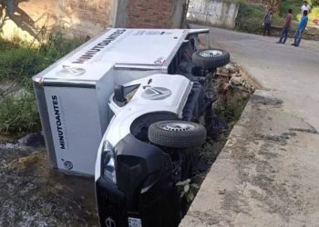 Camioneta Nissan NP300 volcó sobre el libramiento al hospital de Santa Catarina Juquila; conductor resultó ileso y unidad sufrió daños importantes.