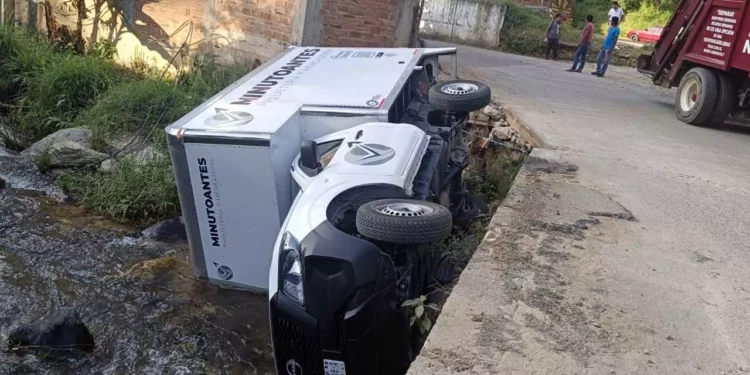 Camioneta Nissan NP300 volcó sobre el libramiento al hospital de Santa Catarina Juquila; conductor resultó ileso y unidad sufrió daños importantes.