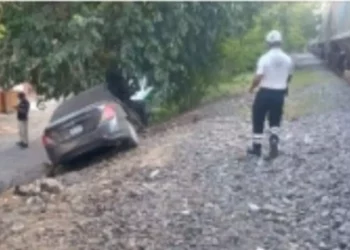 Tren embiste auto con madre e hijo en Colima
