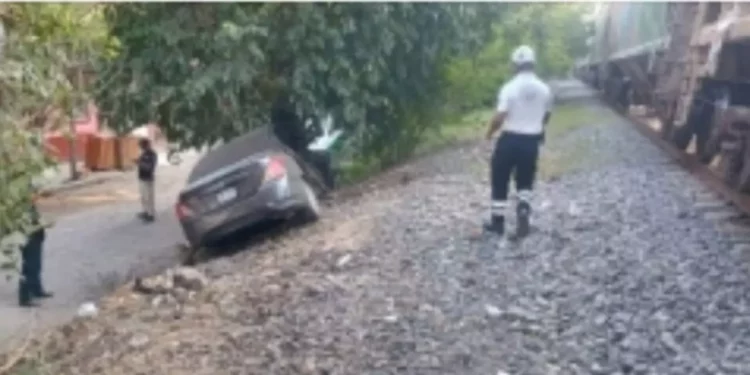 Tren embiste auto con madre e hijo en Colima