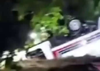 Corriente arrastra camioneta en Colotepec