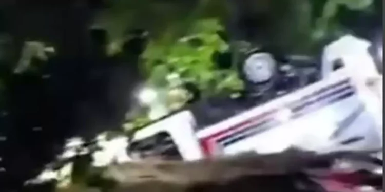 Corriente arrastra camioneta en Colotepec
