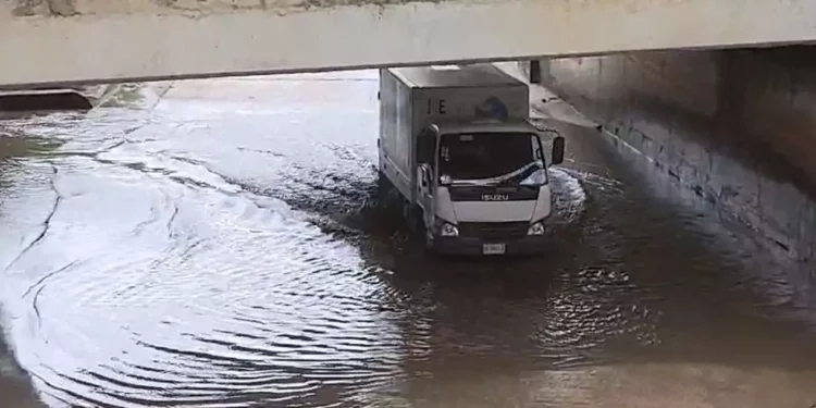 Anegados los pasos a desnivel de riberas del Atoyac; aumenta nivel del río