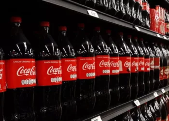 Coca-Cola se pone saludable: reducirá 30% de calorías y adiós a los menores en sus anuncios