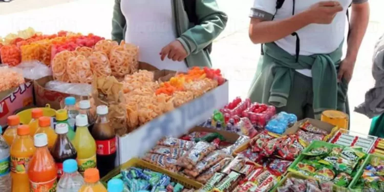 ¿Vuelven los chicharrines y refrescos a las escuelas? Esto decidió la Suprema Corte sobre la comida chatarra