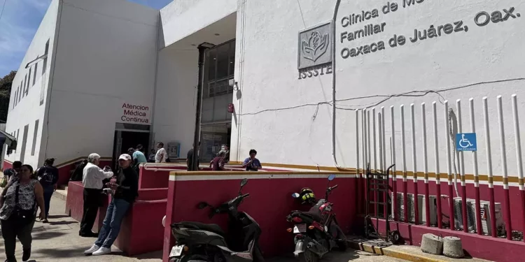 Foto: Archivo El Imparcial // Cuotas no pagadas, seguros sin cubrir, compromisos ante el SAT engrosan la deuda del gobierno del estado ante el ISSSTE y SAT.