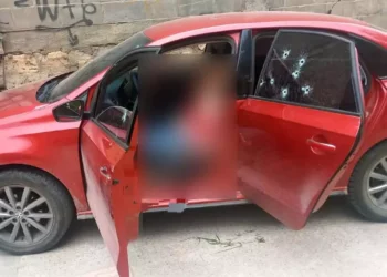 Dentro de un automóvil de color rojo se encontraba sin vida una mujer identificada como Daniela Liliana C. L., comerciante originaria de esta ciudad.