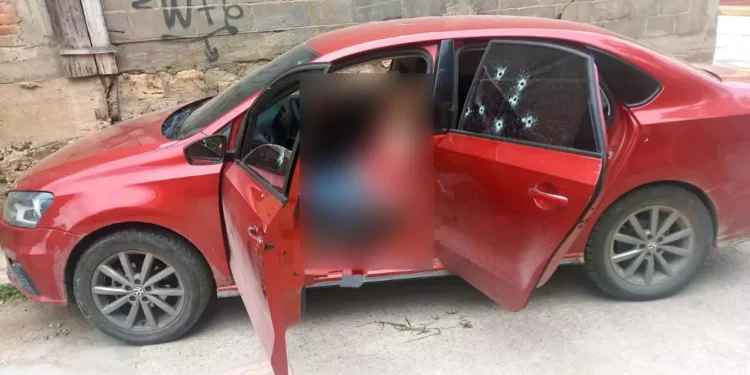 Dentro de un automóvil de color rojo se encontraba sin vida una mujer identificada como Daniela Liliana C. L., comerciante originaria de esta ciudad.