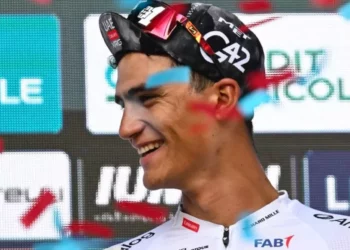 Isaac del Toro embiste ahora el Gran Piemonte y logra su victoria número 15 de la temporada