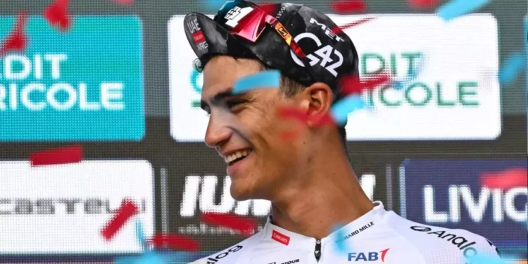Isaac del Toro embiste ahora el Gran Piemonte y logra su victoria número 15 de la temporada