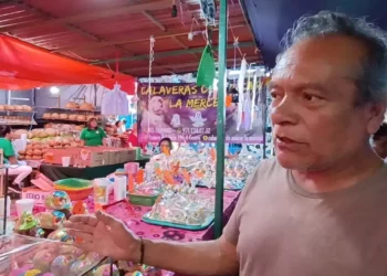 Fotos: Lisbeth Mejía Reyes // Desde su puesto en la diagonal de Mercaderes, don Luis Colmenares y su familia ofrecen las tradicionales calaveritas de azúcar.