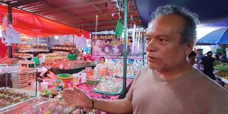 Fotos: Lisbeth Mejía Reyes // Desde su puesto en la diagonal de Mercaderes, don Luis Colmenares y su familia ofrecen las tradicionales calaveritas de azúcar.