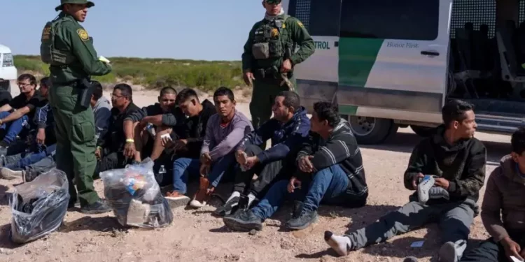 El DHS informó que detuvieron 237 mil 565 indocumentados en la frontera entre México y EE.UU. durante el año fiscal 2025.