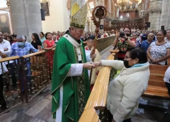 Foto: Adrián Gaytán // El arzobispo Pedro Vázquez Villalobos saludando a los fieles católicos, en Catedral.