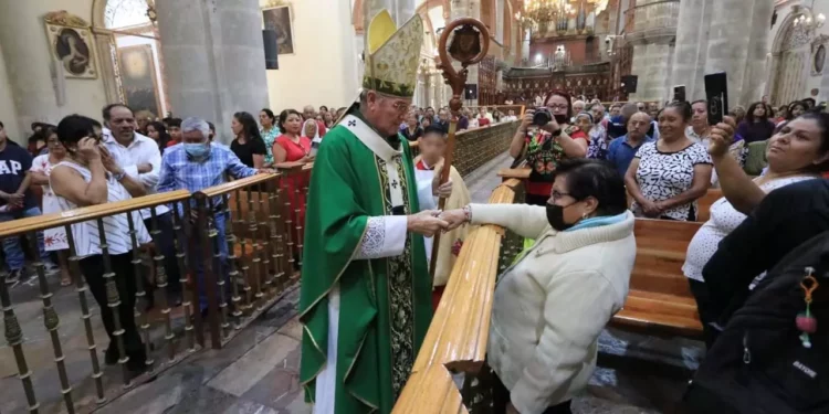 Foto: Adrián Gaytán // El arzobispo Pedro Vázquez Villalobos saludando a los fieles católicos, en Catedral.