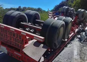 El camión de doble remolque volcó en Tlacolula; afortunadamente, el conductor resultó ileso.