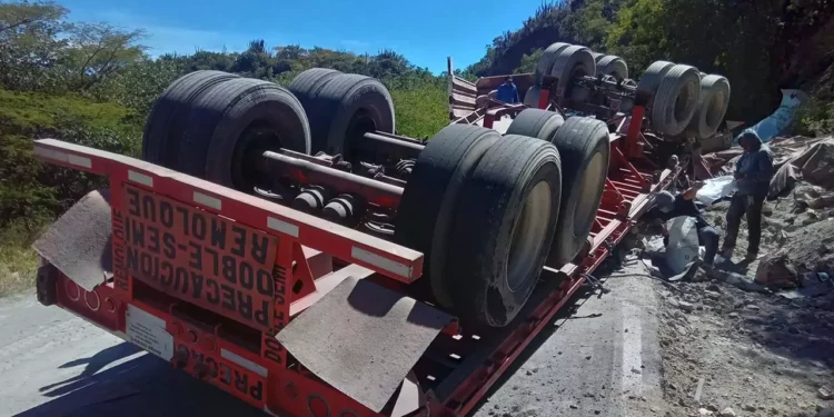 El camión de doble remolque volcó en Tlacolula; afortunadamente, el conductor resultó ileso.