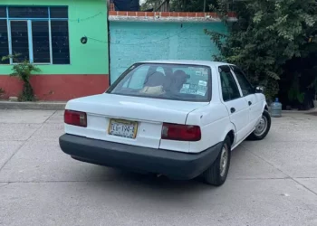 El vehículo es marca Nissan tipo Tsuru, color blanco, modelo 2016, placas de circulación TLG 194 A del estado de Oaxaca.