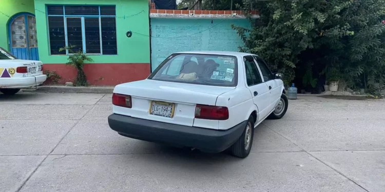 El vehículo es marca Nissan tipo Tsuru, color blanco, modelo 2016, placas de circulación TLG 194 A del estado de Oaxaca.