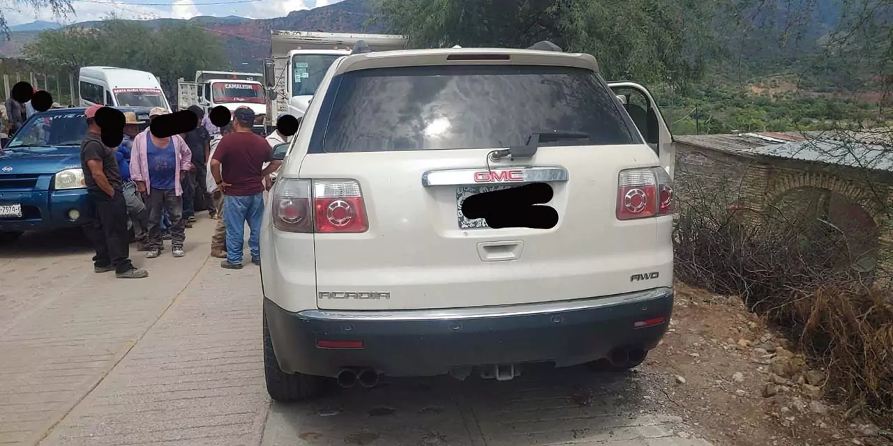 Foto: internet // El vehículo donde viajaban las cinco personas que llegaron a Santa María Texcatitlán, Cuicatlán, para cobrar una deuda y fueron linchados por la comunidad.