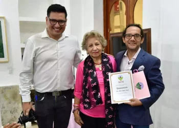 Fotos: Rubén Morales // El maestro Alonso Aguilar Orihuela, junto a Jorge Valente Ortíz y Mina Fernández, durante la subasta de arte a beneficio de Grupo Reto.