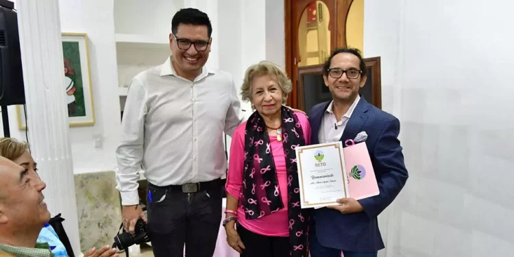 Fotos: Rubén Morales // El maestro Alonso Aguilar Orihuela, junto a Jorge Valente Ortíz y Mina Fernández, durante la subasta de arte a beneficio de Grupo Reto.