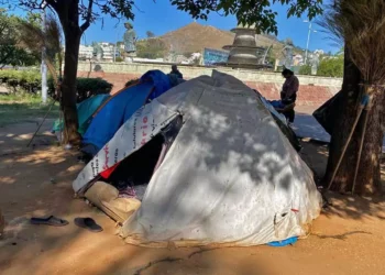 Foto: Yadira Sosa // En casas de campaña esperan y se rotan para entrar o recibir noticias de sus familiares internados en el Hospital Civil.
