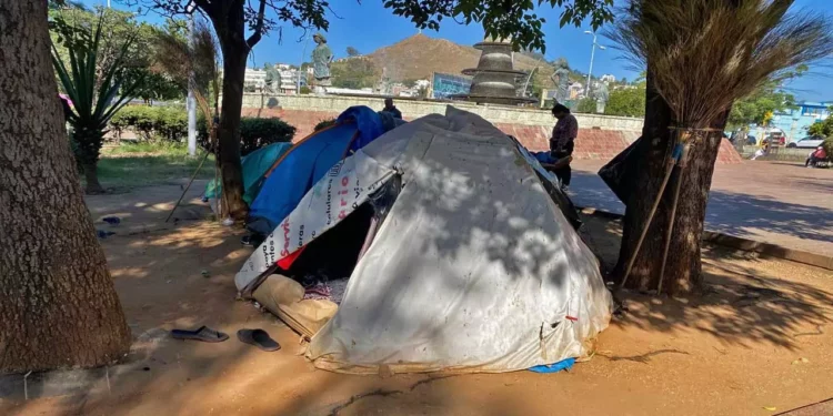 Foto: Yadira Sosa // En casas de campaña esperan y se rotan para entrar o recibir noticias de sus familiares internados en el Hospital Civil.