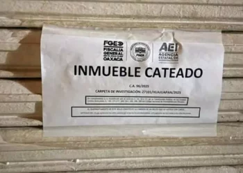 En las cortinas principales ubicaron sellos con la leyenda “Inmueble cateado”.