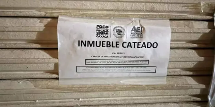 En las cortinas principales ubicaron sellos con la leyenda “Inmueble cateado”.