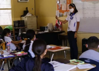 Padres respaldan enseñar español “como debe ser” y rechazan la “E”, la “X” y la @