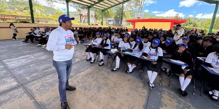 Estudiantes del COBAO Plantel 17 Chalcatongo participaron en una jornada del programa Paz con Justicia y Bienestar.