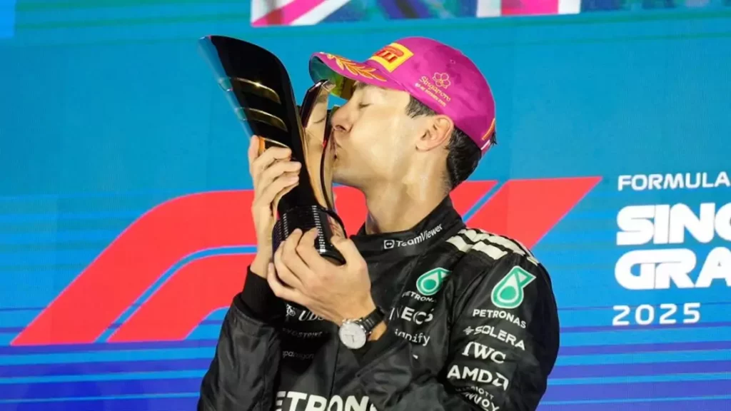 La cima del podio de Singapur fue para George Russell, piloto de Mercedes.