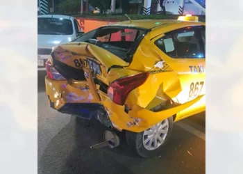 Impactó la parte trasera de un taxi, la cual quedó semi destruida.