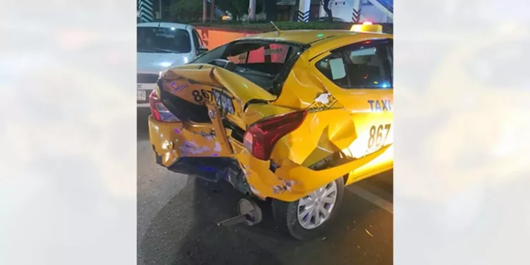 Impactó la parte trasera de un taxi, la cual quedó semi destruida.