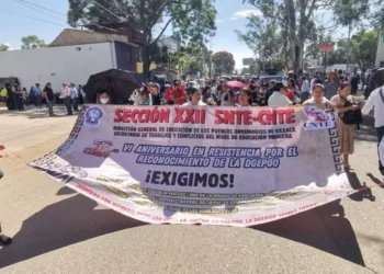 Marcha la S-22 en demanda de reconocimiento a la Educación Indígena