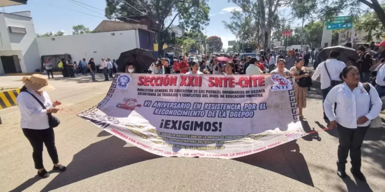 Marcha la S-22 en demanda de reconocimiento a la Educación Indígena