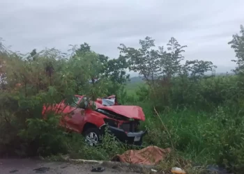 Mueren agente municipal y su secretario en accidente múltiple sobre la carretera Transístmica; seis lesionados