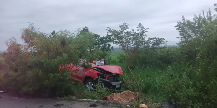 Mueren agente municipal y su secretario en accidente múltiple sobre la carretera Transístmica; seis lesionados