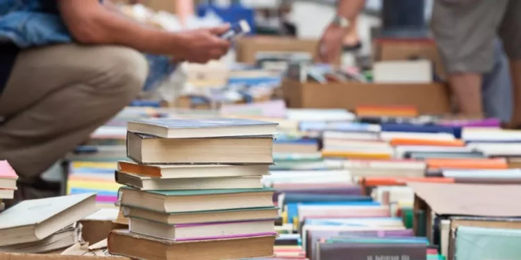Propone SAT pagar impuestos con libros “que perdieron su valor comercial”