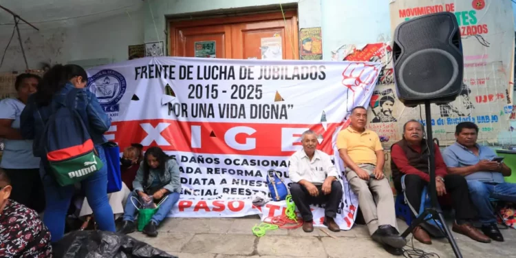 Foto: Adrián Gaytán // Las y los manifestantes bloquearon la calle Armenta y López poco antes del mediodía.