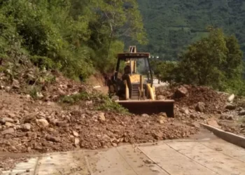 Tarda Cebien 2 días en atender derrumbe que obstruye carretera