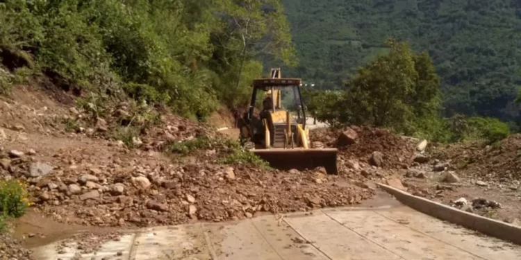 Tarda Cebien 2 días en atender derrumbe que obstruye carretera