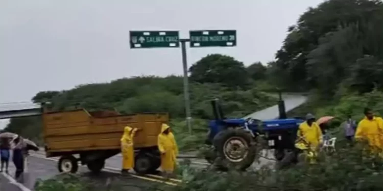 Bloqueo en la pista Salina Cruz Tehuantepec por lío en una clínica