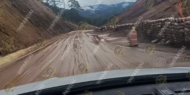 Barranca Larga-Ventanilla, 12 horas cerrada; hay paso intermitente: Capufe