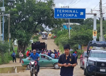 Bloquean vecinos de Atzompa; demanda pavimentación de calles