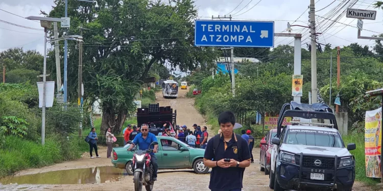 Bloquean vecinos de Atzompa; demanda pavimentación de calles