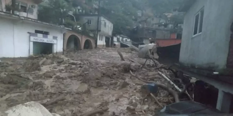 Suben a 37 los muertos por las lluvias; 5 estados, bajo el agua