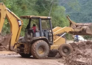 Reabren 4 carreteras en Sierra Sur, Mixteca y Costa; retiran derrumbes