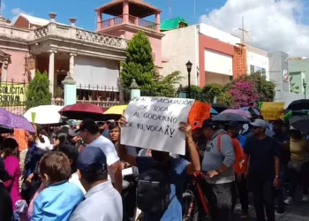Marchan burócratas contra presunto cobro ilegal del ISR